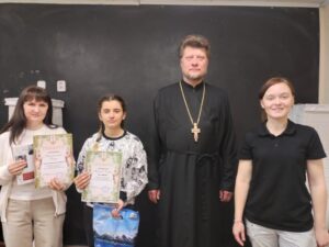 Священник вручил грамоты победителям конкурса.